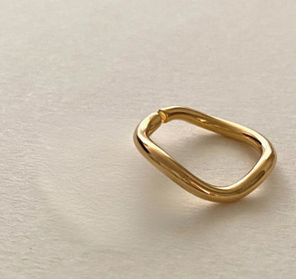 Anillo con Diseño de Ondas
