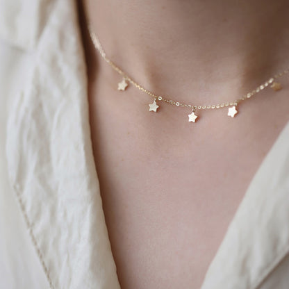 Collar Delicado con Estrellas